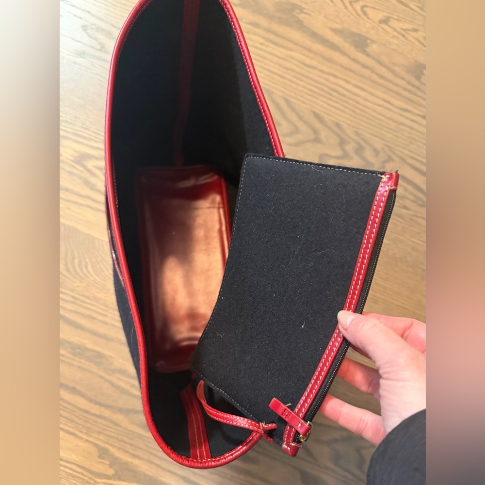Stylish Black felt Tote Bag with Red Accents - Picture 4 of 8